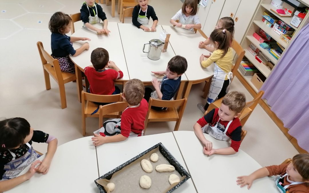 Tradicionalni slovenski zajtrk in peka kruha